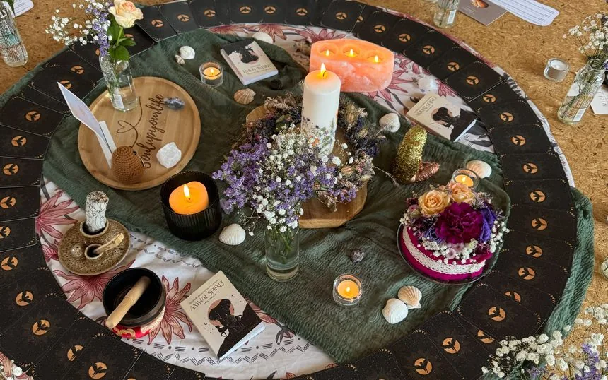 Frauenkreis – Soulcircle mit Kartenkreis, Kerzen und Blumen