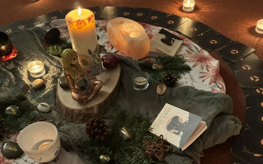 Meditation & Sessions – Altar mit Kerze und Orakelkarten