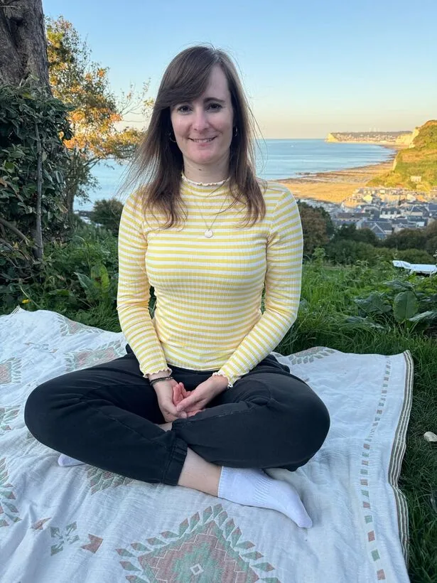 Janine, Spiritual Life Coach, in Meditation am Meer